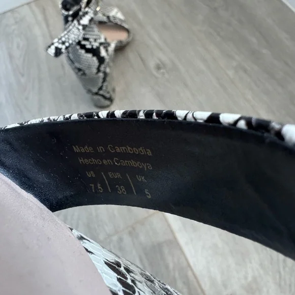 Size 7.5 Heels - Picture 3 of 5